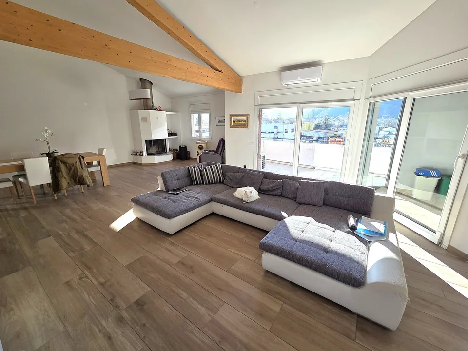 Splendido attico di 5.5 locali con piscina ad Arbedo-Castione