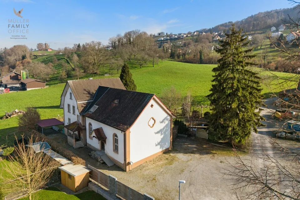 Aussergewöhnliches Einfamilienhaus (ehemaliges Kirchlein) an ruhiger Lage mit viel Entwicklungspotenzial (Mehrgenerationenhaus möglich)