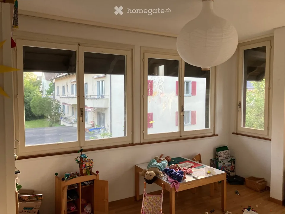 Charmant appartement 4 pièces en chalet de bois avec part de jardin