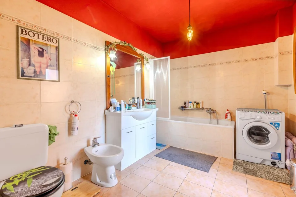 Spacious and bright 13-room house in the green area of Novazzano