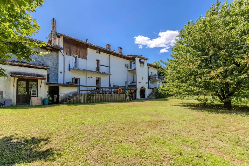 Spacious and bright 13-room house in the green area of Novazzano