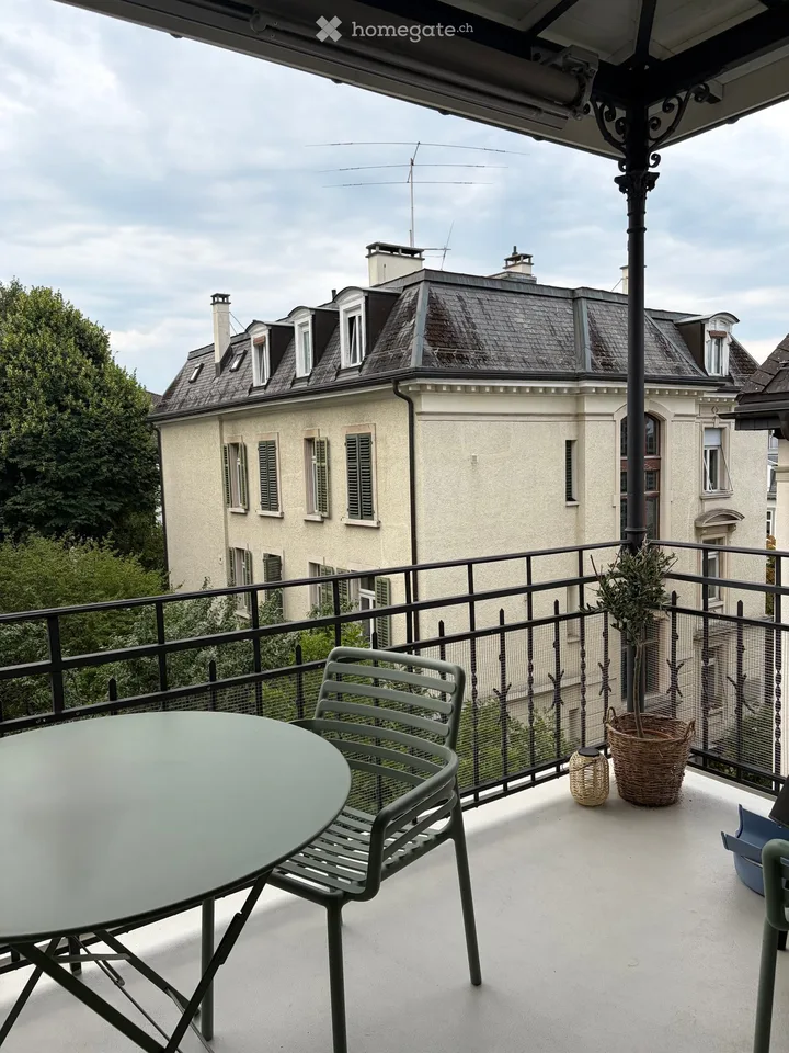 Appartement Art Nouveau rénové de 3,5 pièces avec charme dans un quartier calme