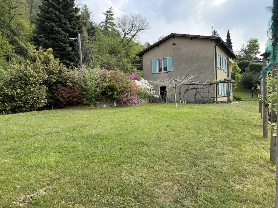 Haus mit Einliegerwohnung und Seesicht Casa con appartamento indipendente e vista lago.