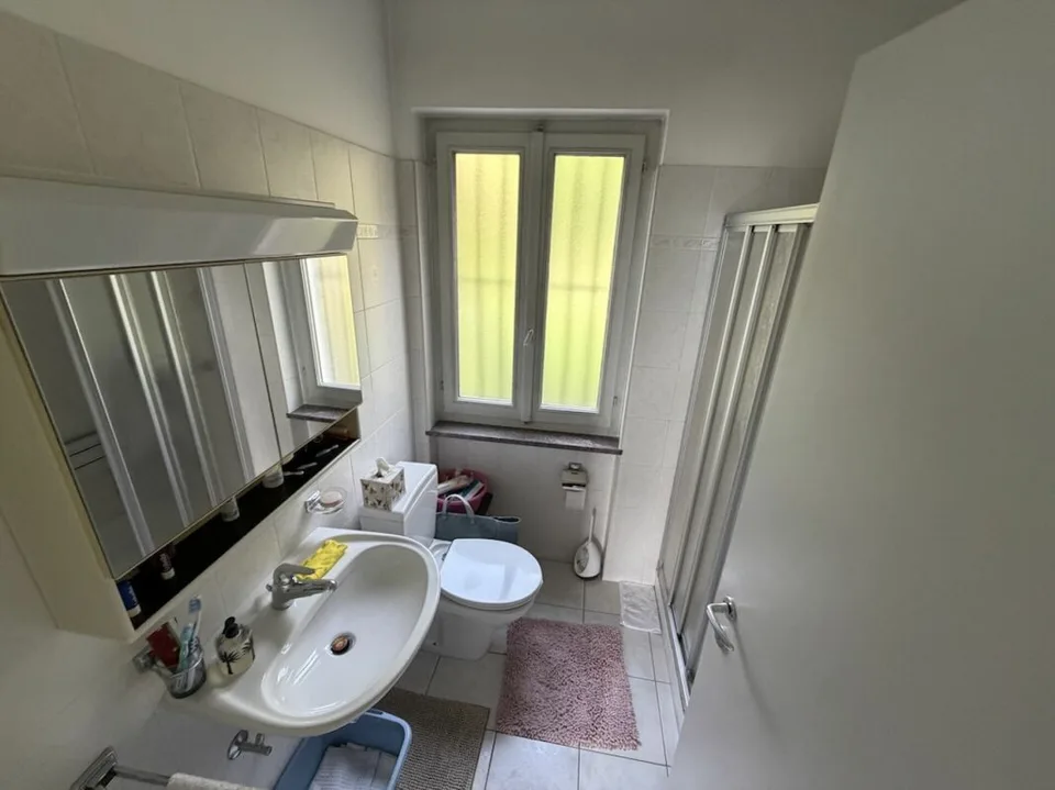 Haus mit Einliegerwohnung und Seesicht Casa con appartamento indipendente e vista lago.
