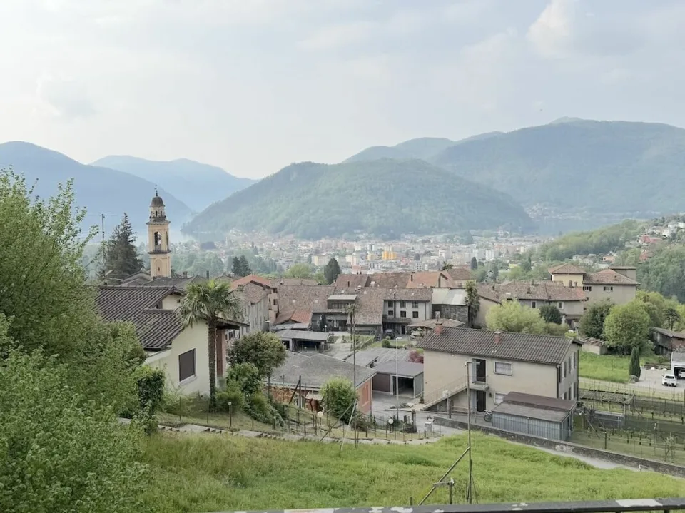 Haus mit Einliegerwohnung und Seesicht Casa con appartamento indipendente e vista lago.