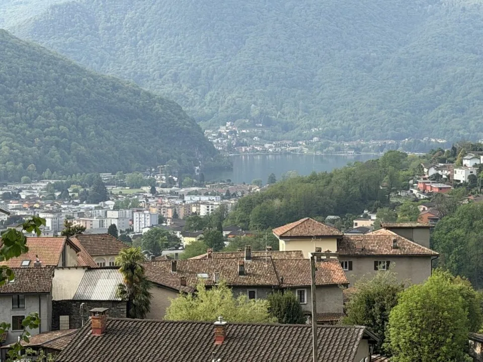 Haus mit Einliegerwohnung und Seesicht Casa con appartamento indipendente e vista lago.