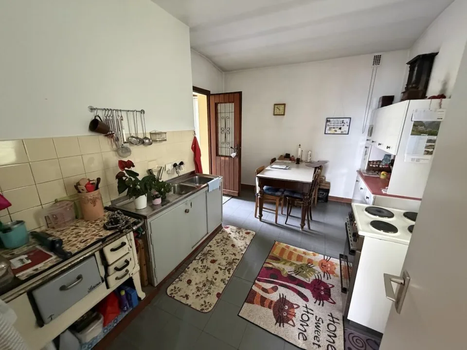 Haus mit Einliegerwohnung und Seesicht Casa con appartamento indipendente e vista lago.