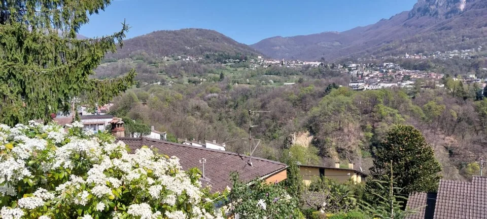 Grosses u. privates EFH mit Lift mit Grottino, Zweitwohnsitz! Ampia e prestigiosa casa unifamiliare privata con ascensore, grottino e possibilità di residenza secondaria.