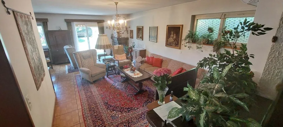 Grosses u. privates EFH mit Lift mit Grottino, Zweitwohnsitz! Ampia e prestigiosa casa unifamiliare privata con ascensore, grottino e possibilità di residenza secondaria.