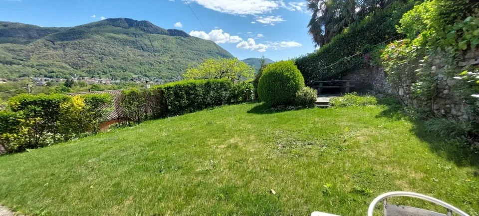 Grosses u. privates EFH mit Lift mit Grottino, Zweitwohnsitz! Ampia e prestigiosa casa unifamiliare privata con ascensore, grottino e possibilità di residenza secondaria.
