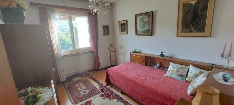 Grosses u. privates EFH mit Lift mit Grottino, Zweitwohnsitz! Ampia e prestigiosa casa unifamiliare privata con ascensore, grottino e possibilità di residenza secondaria.