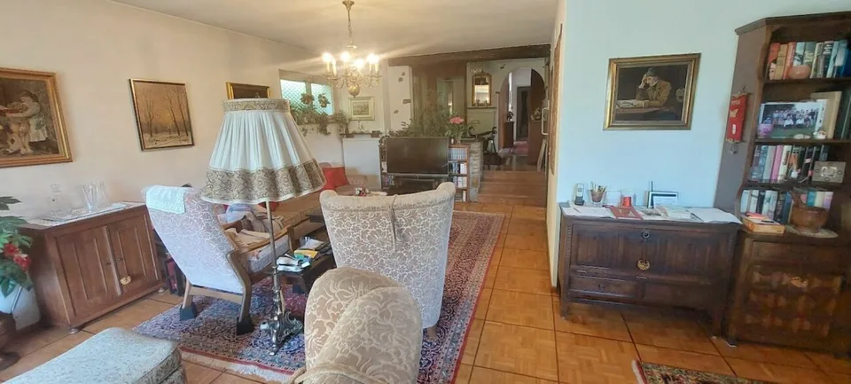 Grosses u. privates EFH mit Lift mit Grottino, Zweitwohnsitz! Ampia e prestigiosa casa unifamiliare privata con ascensore, grottino e possibilità di residenza secondaria.