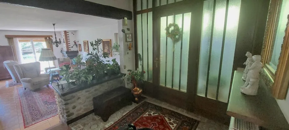 Grosses u. privates EFH mit Lift mit Grottino, Zweitwohnsitz! Ampia e prestigiosa casa unifamiliare privata con ascensore, grottino e possibilità di residenza secondaria.