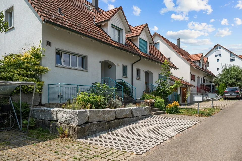 Maison mitoyenne familiale avec beau jardin à Lufingen