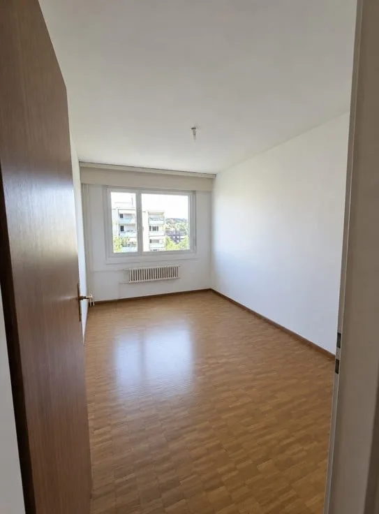 Bright 5.5-room apartment with a far-reaching view in the center of Volketswil