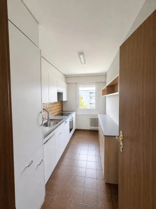 Bright 5.5-room apartment with a far-reaching view in the center of Volketswil
