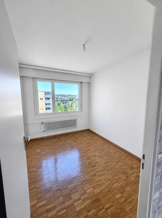 Bright 5.5-room apartment with a far-reaching view in the center of Volketswil