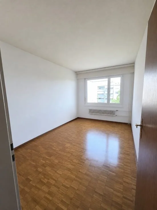 Bright 5.5-room apartment with a far-reaching view in the center of Volketswil
