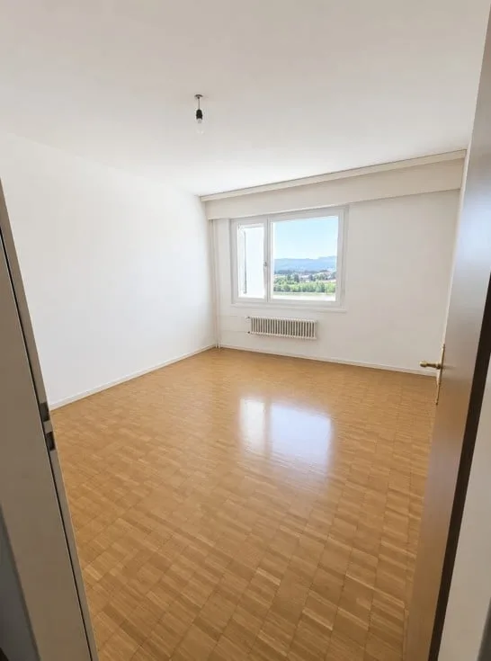Bright 5.5-room apartment with a far-reaching view in the center of Volketswil