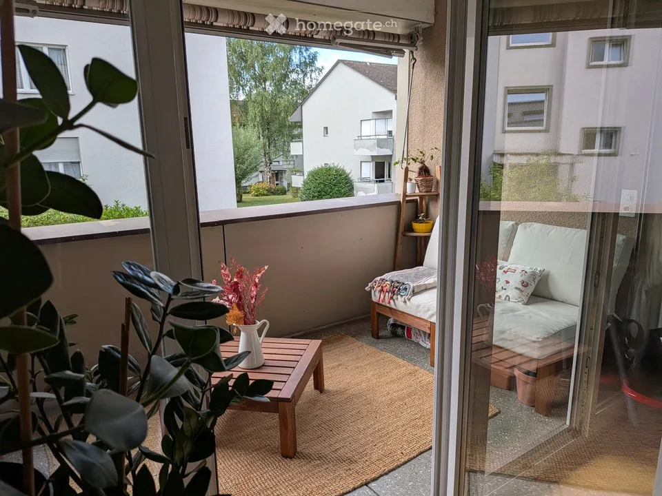Appartement de 5 pièces lumineux avec cheminée, balcon & place de garage à Zollikon