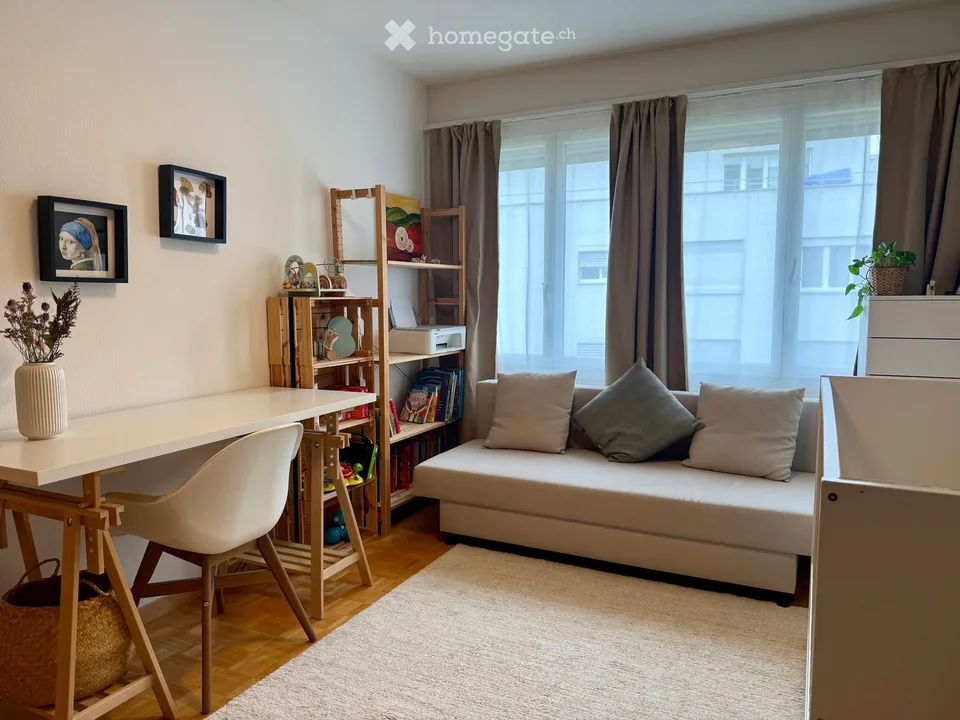 Appartement de 5 pièces lumineux avec cheminée, balcon & place de garage à Zollikon
