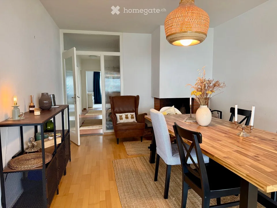 Appartement de 5 pièces lumineux avec cheminée, balcon & place de garage à Zollikon