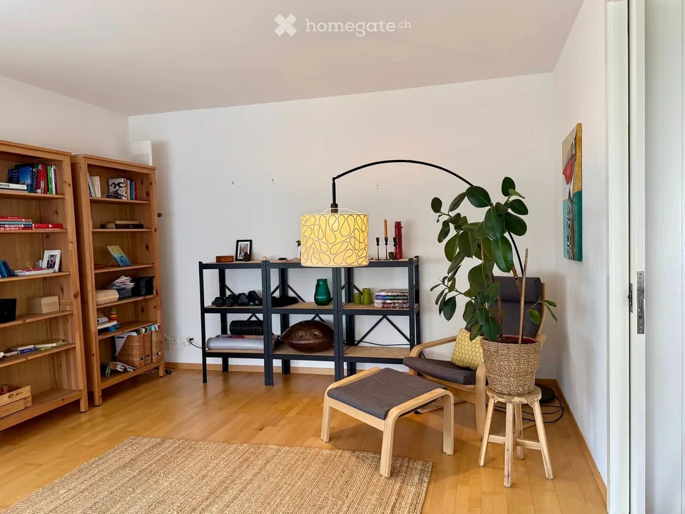 Appartement de 5 pièces lumineux avec cheminée, balcon & place de garage à Zollikon
