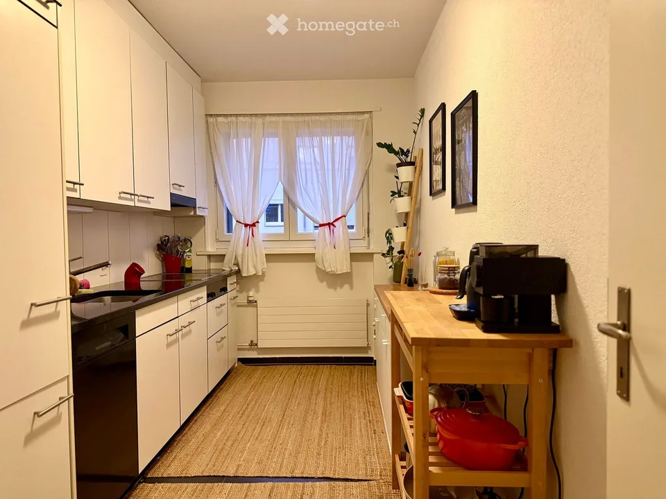 Appartement de 5 pièces lumineux avec cheminée, balcon & place de garage à Zollikon
