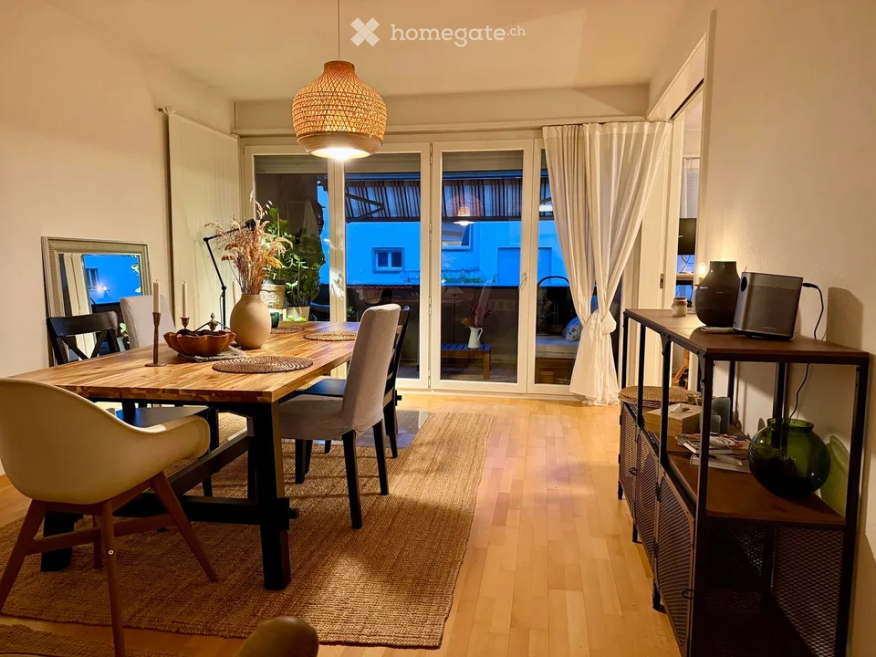 Appartement de 5 pièces lumineux avec cheminée, balcon & place de garage à Zollikon