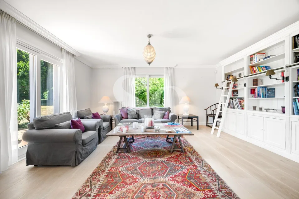 Exclusivité: Élégante villa familiale sur une vaste parcelle à quelques pas du lac – photo 18 sur 25