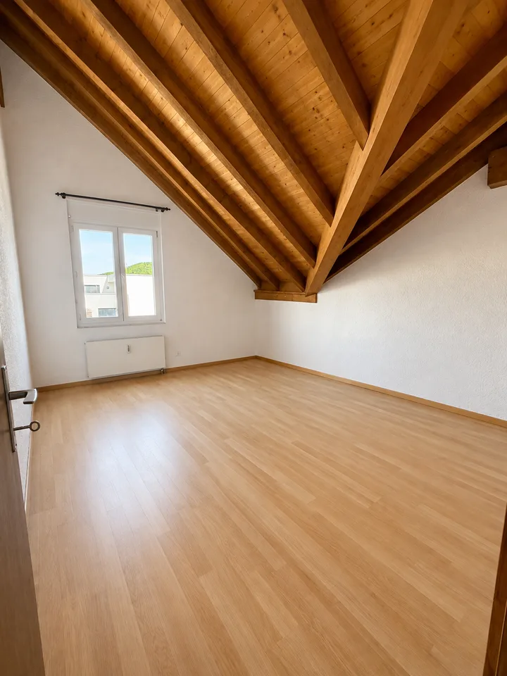 Appartement de toit exclusif de 3,5 pièces avec caractère de galerie et balcon