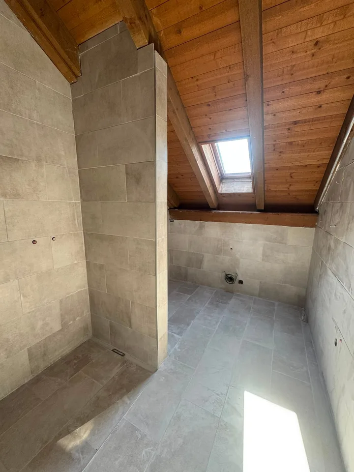 Appartement de toit exclusif de 3,5 pièces avec caractère de galerie et balcon