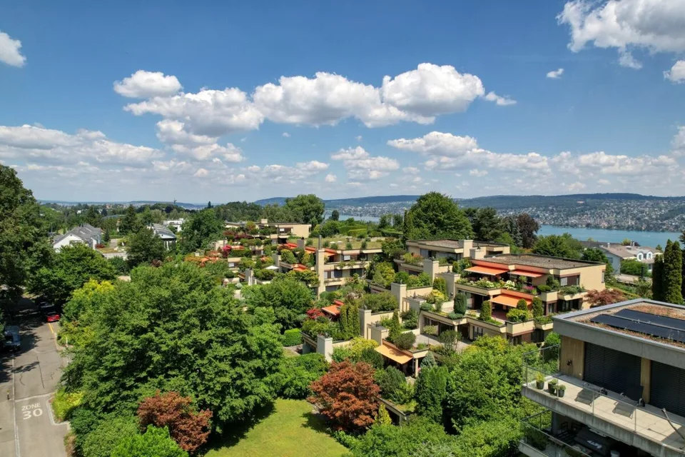 Casa a terrazza di 4,5 locali in un ambiente verde con potenziale di ristrutturazione