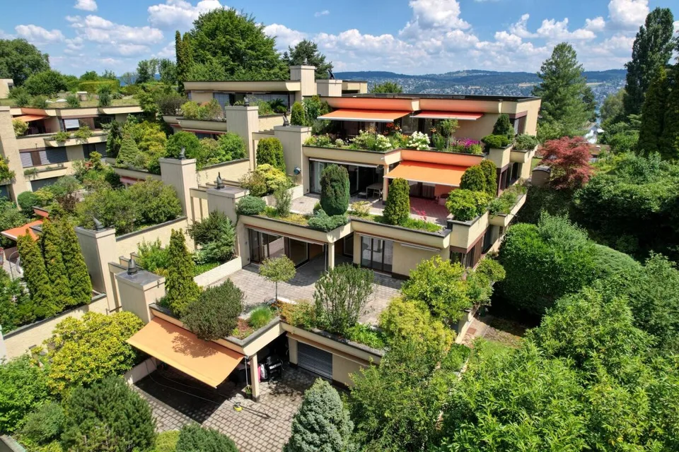 Casa a terrazza di 4,5 locali in un ambiente verde con potenziale di ristrutturazione
