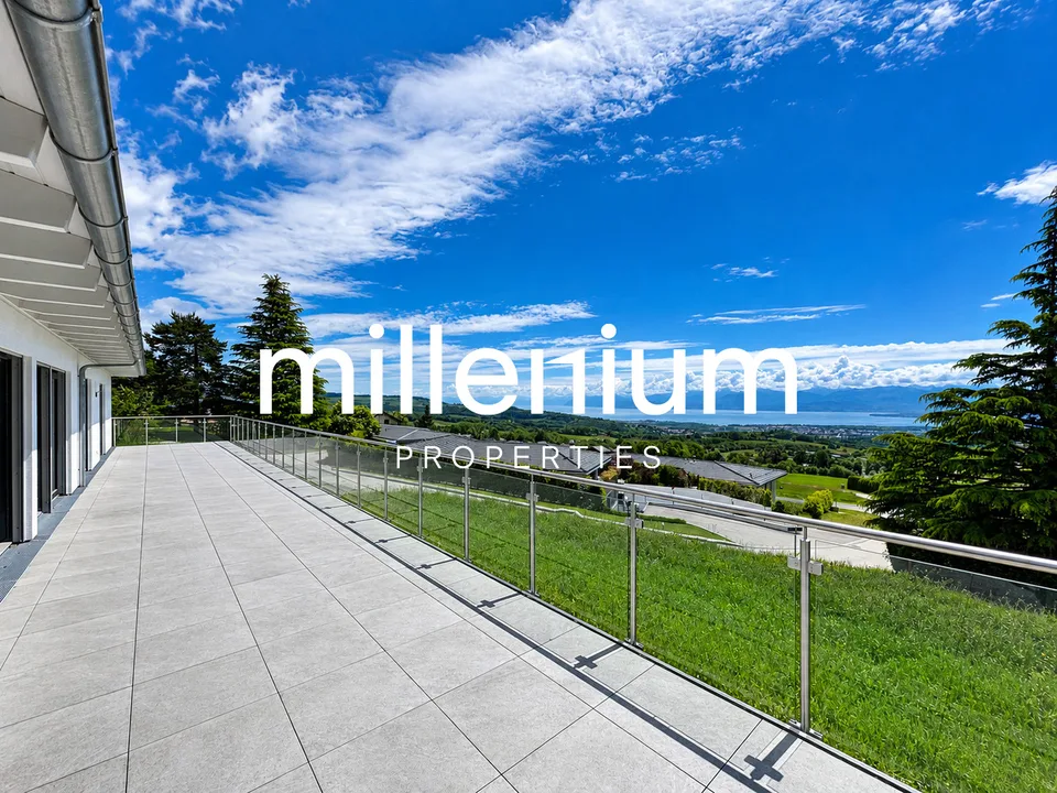 Luxurious villa with a panoramic view of the mountains and lake
