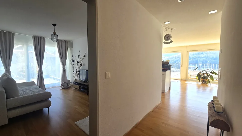 Neuwertige, riesige 5 ½-Zimmer-Terrassenwohnung mit schönstem Talblick auf der Sonnenseite