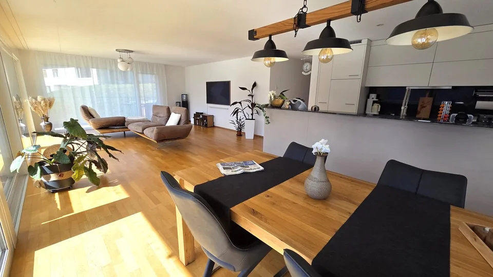 Neuwertige, riesige 5 ½-Zimmer-Terrassenwohnung mit schönstem Talblick auf der Sonnenseite