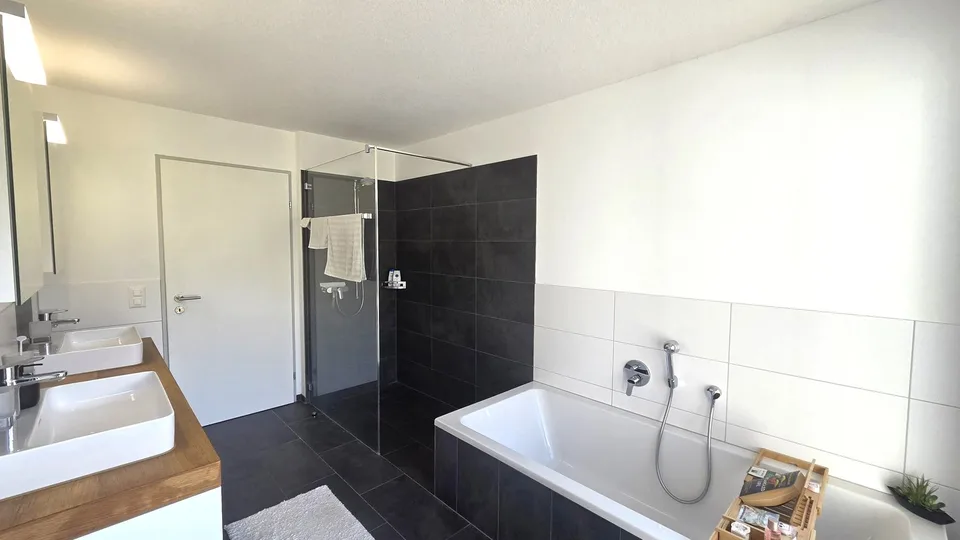Neuwertige, riesige 5 ½-Zimmer-Terrassenwohnung mit schönstem Talblick auf der Sonnenseite