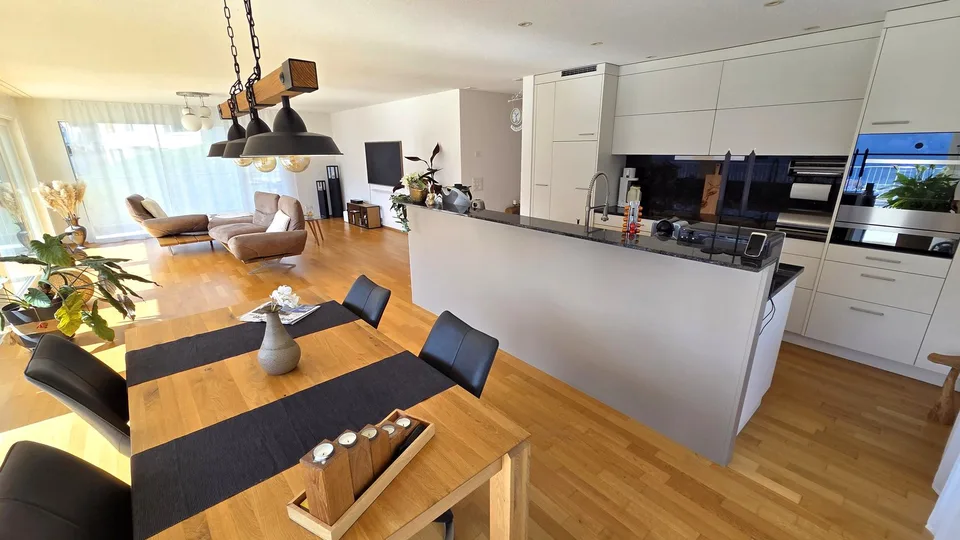 Neuwertige, riesige 5 ½-Zimmer-Terrassenwohnung mit schönstem Talblick auf der Sonnenseite