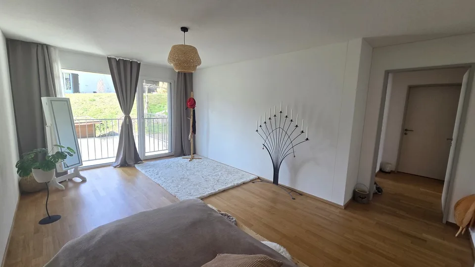 Neuwertige, riesige 5 ½-Zimmer-Terrassenwohnung mit schönstem Talblick auf der Sonnenseite