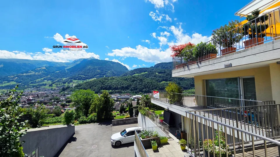 Neuwertige, riesige 5 ½-Zimmer-Terrassenwohnung mit schönstem Talblick auf der Sonnenseite