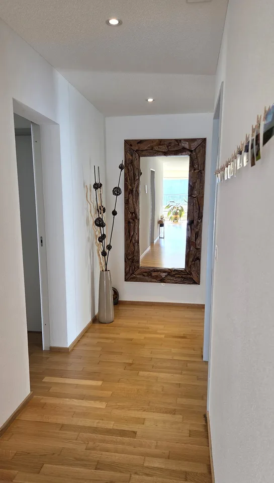Neuwertige, riesige 5 ½-Zimmer-Terrassenwohnung mit schönstem Talblick auf der Sonnenseite