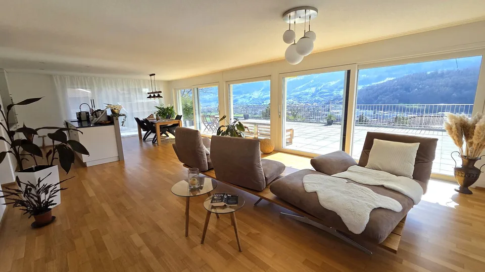 Neuwertige, riesige 5 ½-Zimmer-Terrassenwohnung mit schönstem Talblick auf der Sonnenseite