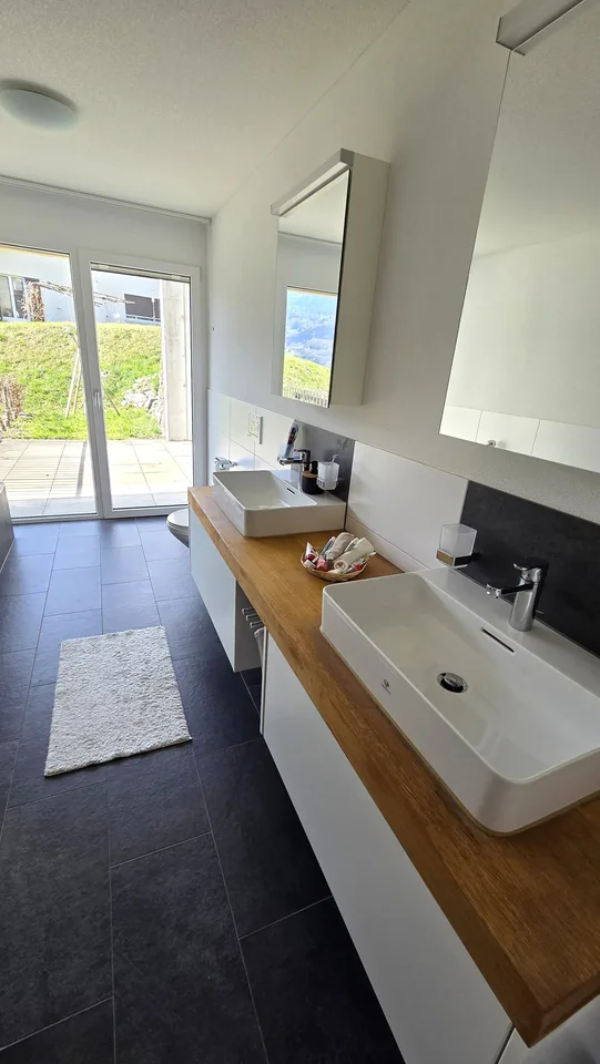 Neuwertige, riesige 5 ½-Zimmer-Terrassenwohnung mit schönstem Talblick auf der Sonnenseite