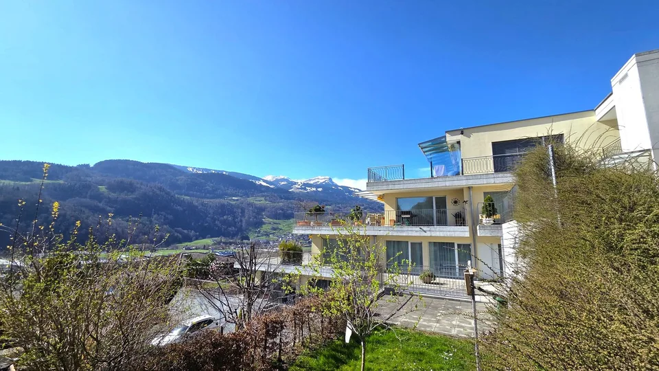 Neuwertige, riesige 5 ½-Zimmer-Terrassenwohnung mit schönstem Talblick auf der Sonnenseite
