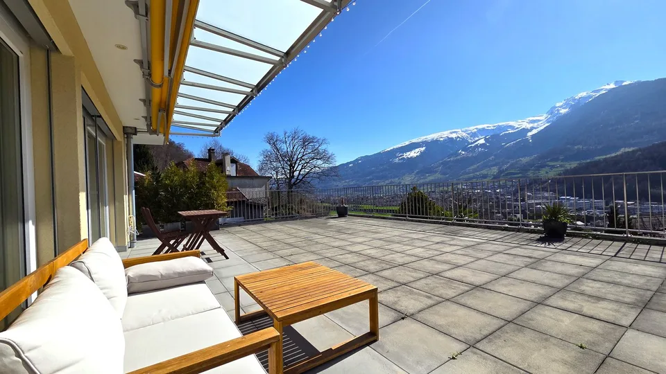 Neuwertige, riesige 5 ½-Zimmer-Terrassenwohnung mit schönstem Talblick auf der Sonnenseite