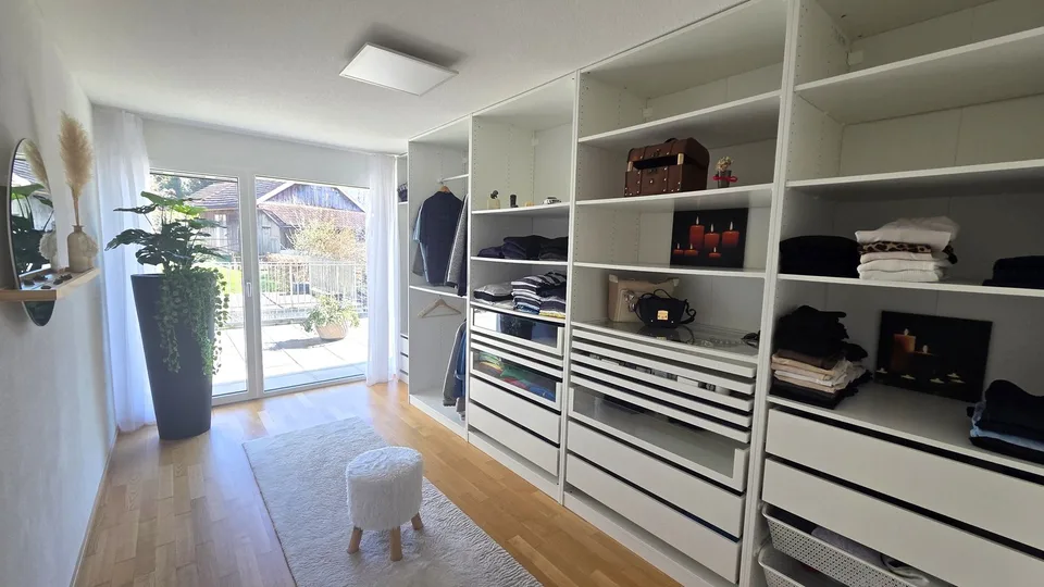 Neuwertige, riesige 5 ½-Zimmer-Terrassenwohnung mit schönstem Talblick auf der Sonnenseite
