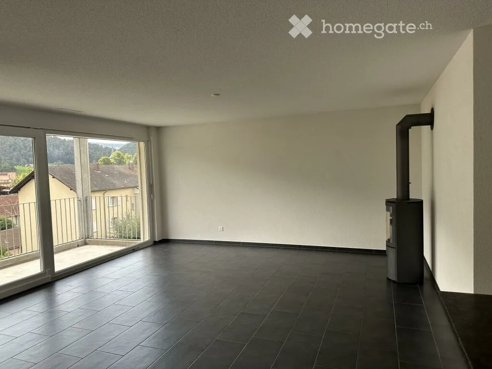 Ampio appartamento di 5.5 locali con balcone a Tavannes
