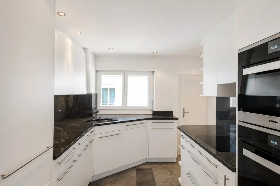 Attractive 3.5-room attic apartment with private rooftop terrace and panoramic view of Zurich and Lake Zurich