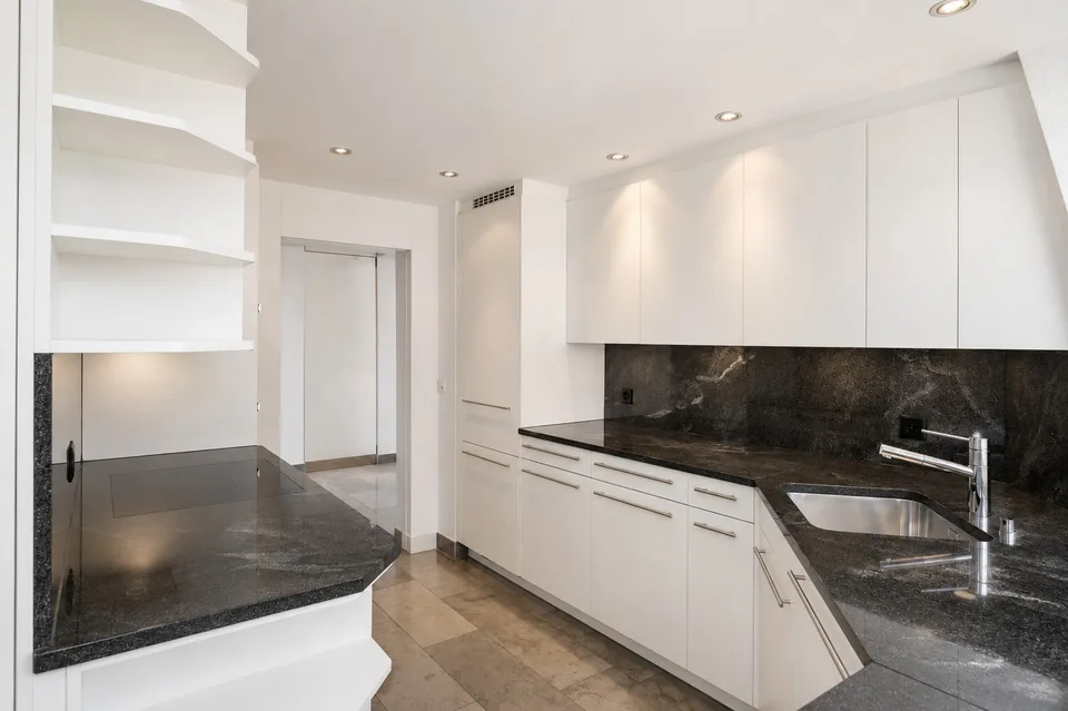 Attractive 3.5-room attic apartment with private rooftop terrace and panoramic view of Zurich and Lake Zurich